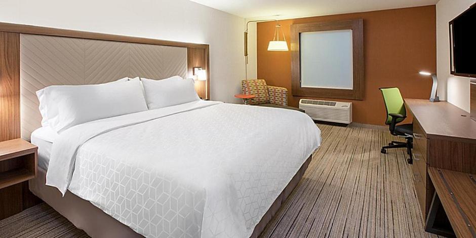 Holiday Inn Express & Suites - Staunton By Ihg Exterior photo