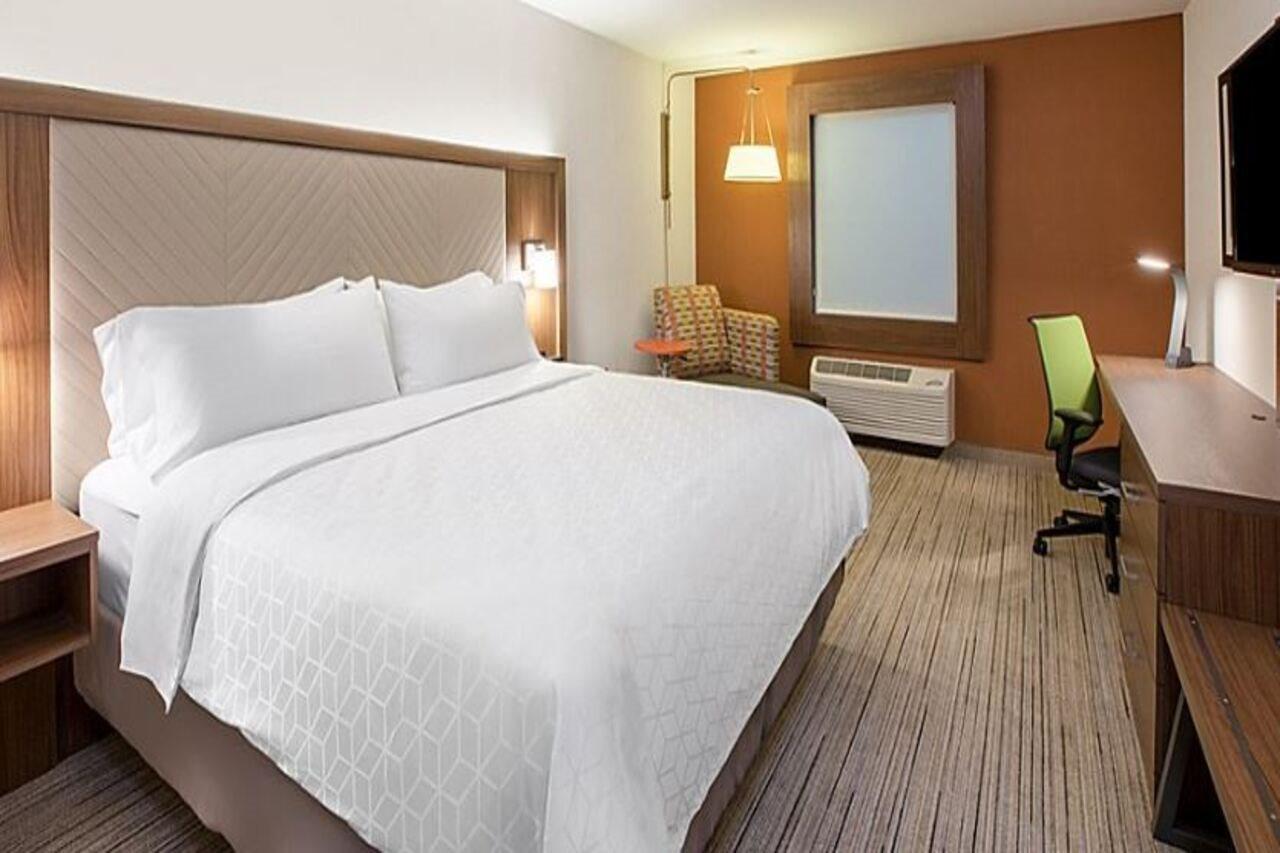 Holiday Inn Express & Suites - Staunton By Ihg Exterior photo